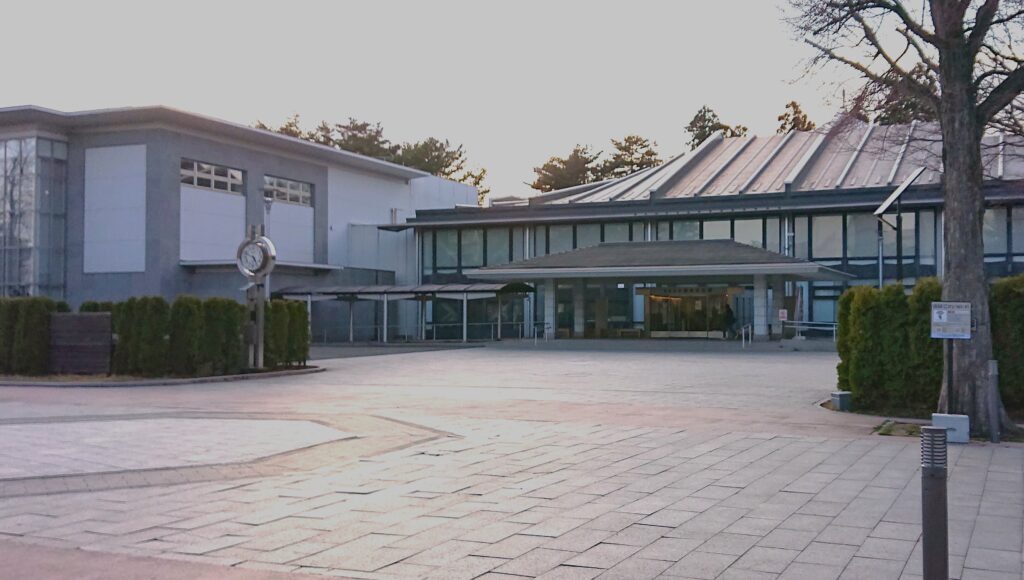 もりおか歴史文化館の外観25春
