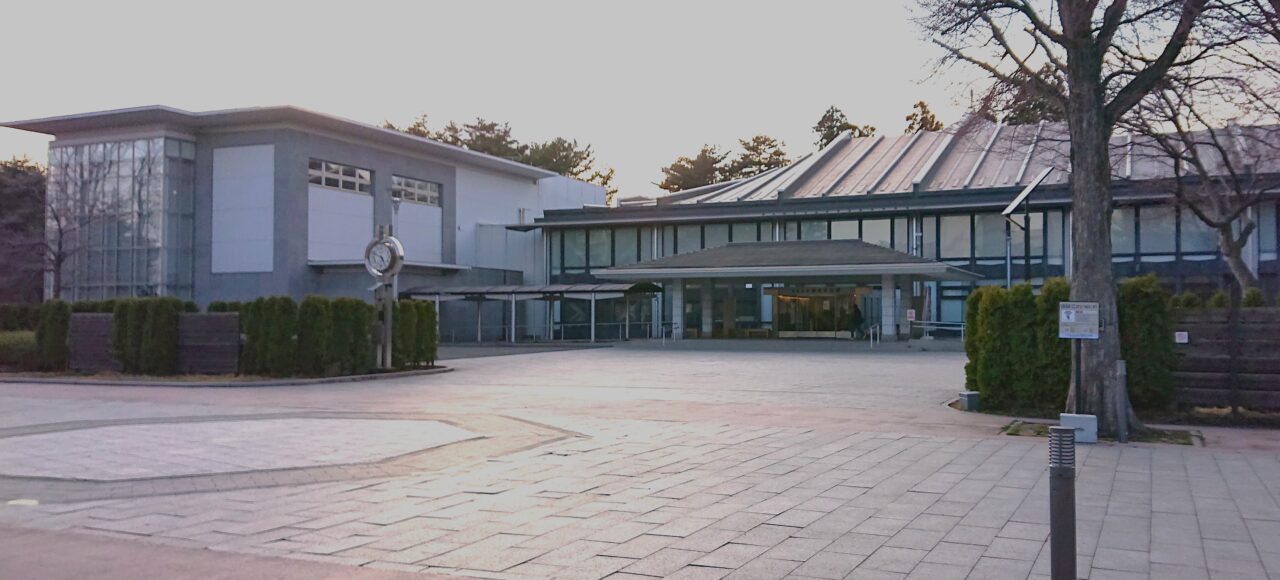 もりおか歴史文化館の外観25春