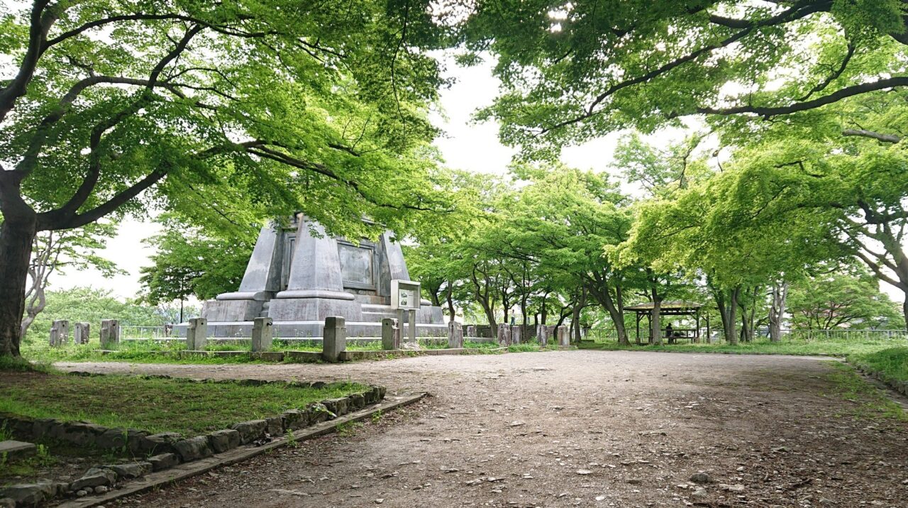 本丸の台座周辺も新緑が美しい