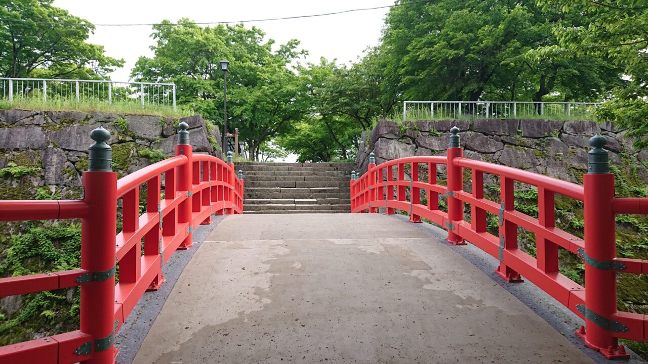 朱色の渡雲橋と新緑の組み合わせ