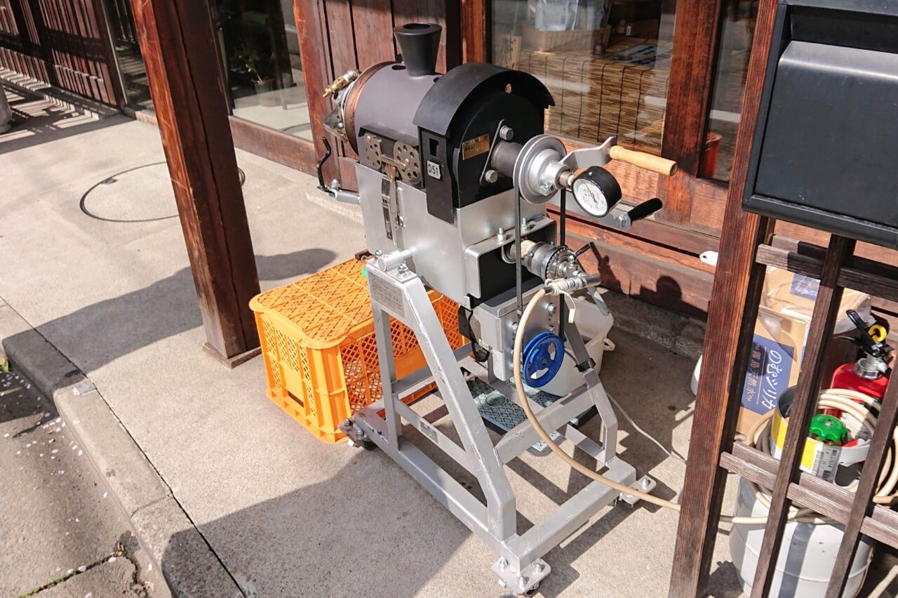 銀河の栗の店頭に設置されている焼き栗機