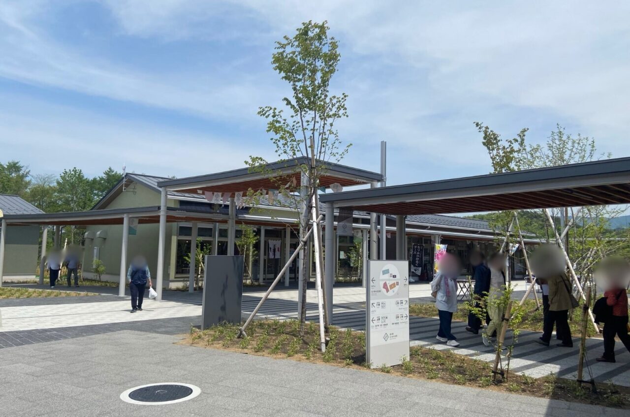 6つにわかれた棟は石川啄木が過ごした渋民の家々が並ぶ様子をイメージしている