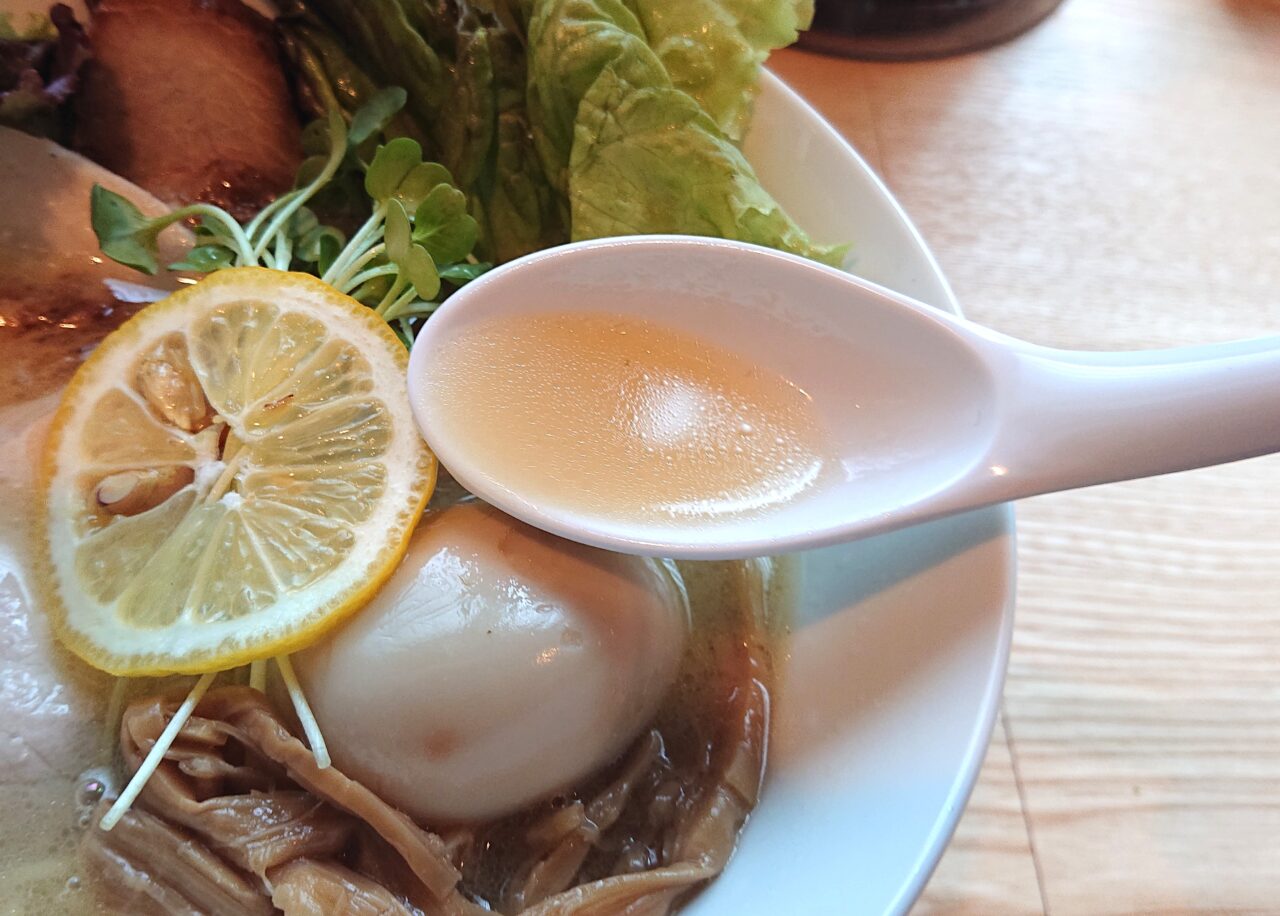 鶏白湯塩白湯そばのスープ