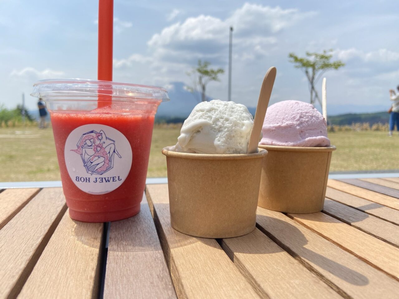 ⑤ジェラートとスムージーをテラス席で楽しめる