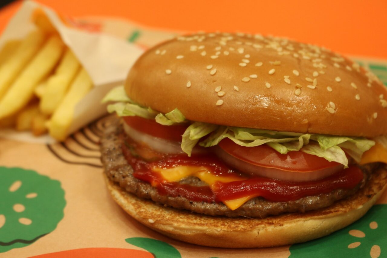 WHOPPER®にはフレッシュな野菜と直火100％のビーフパティが使用されている