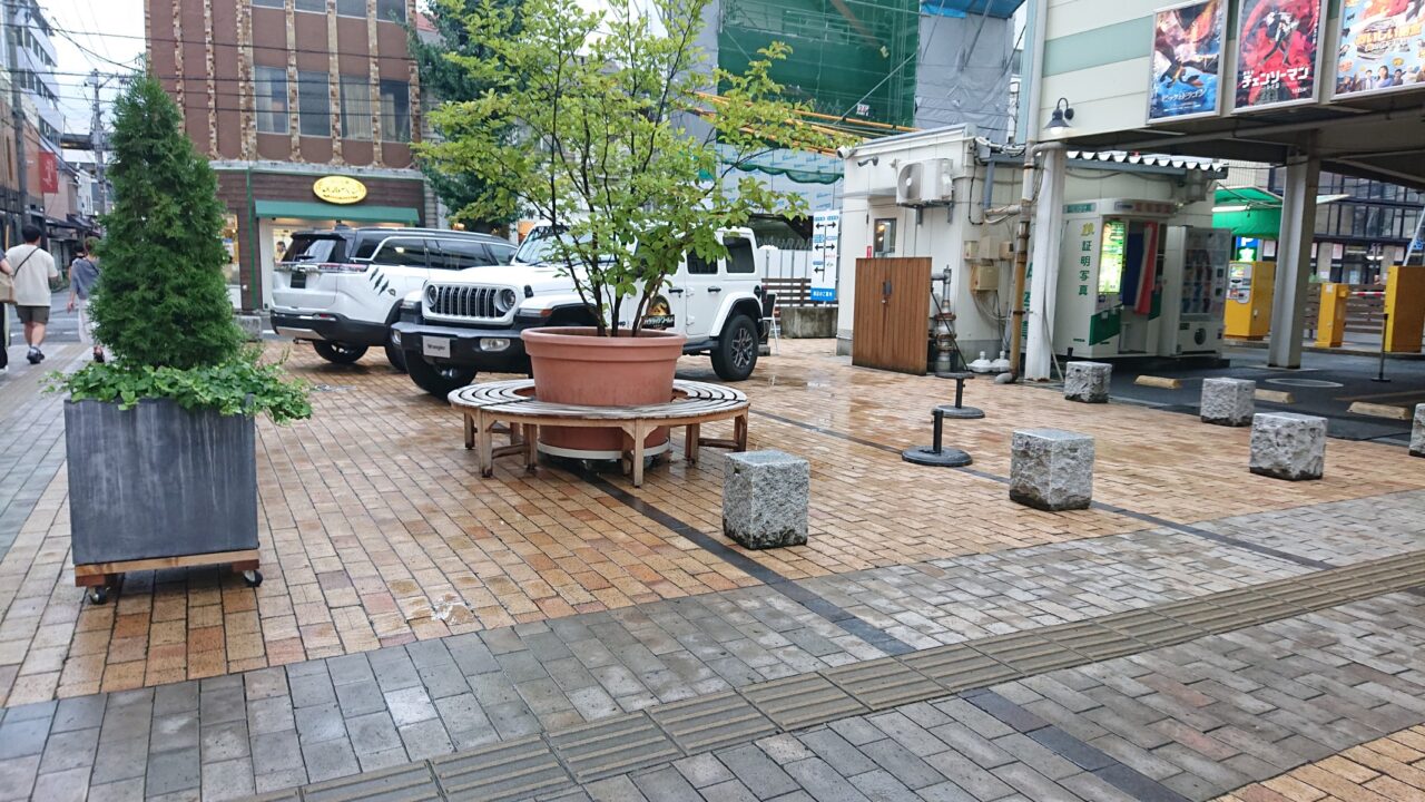 MOSSビル前広場
