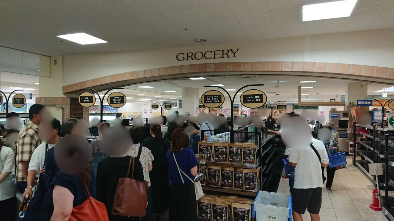 閉店間際の最終値下げで最後の買い物を楽しむ人々