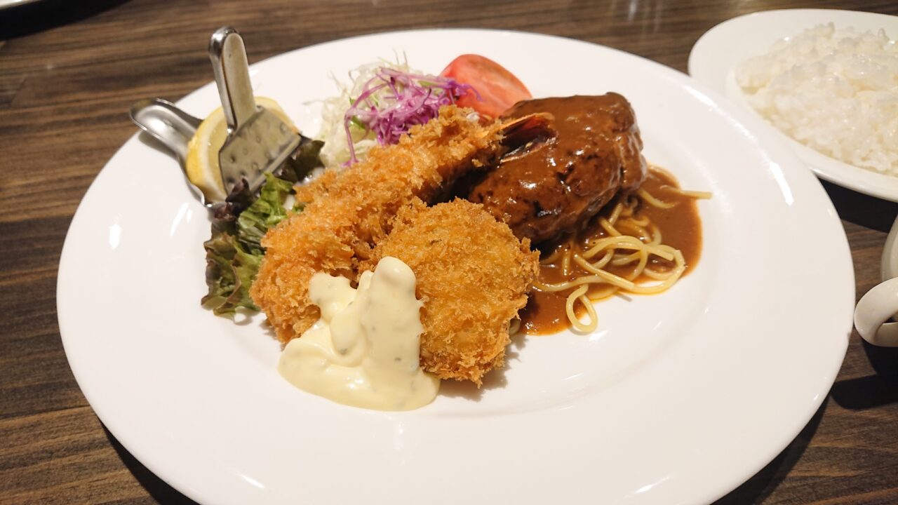 ハンバーグと夏のフライ盛りセット（ホタテフライ・エビフライ）のアップ