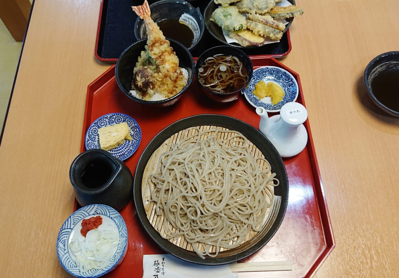 ランチセットのおそばとミニ天丼セット