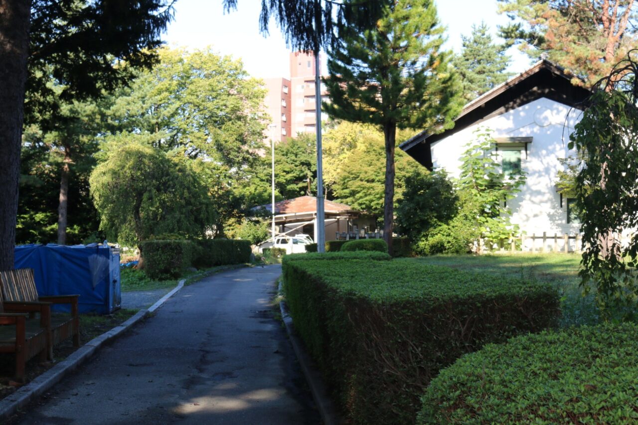 盛岡城跡公園の金木犀は彦御蔵の向かい側にある
