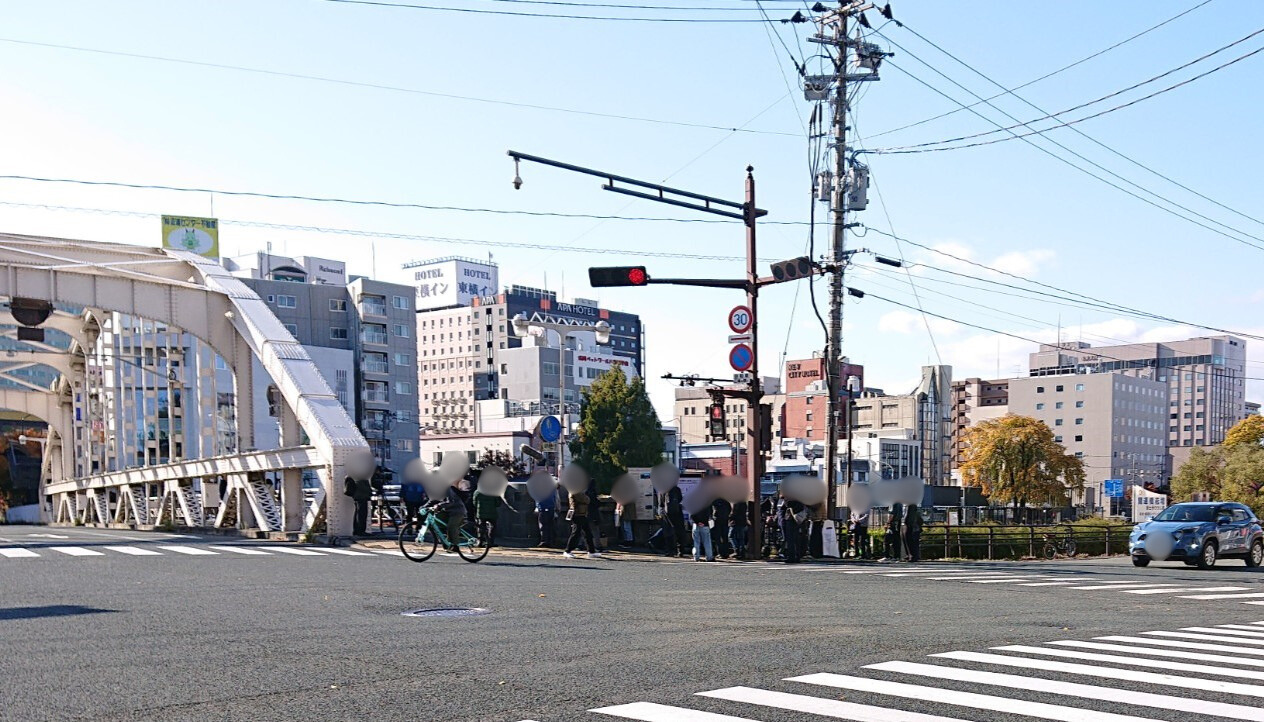 ナイスの森２開運橋で撮影をしている様子