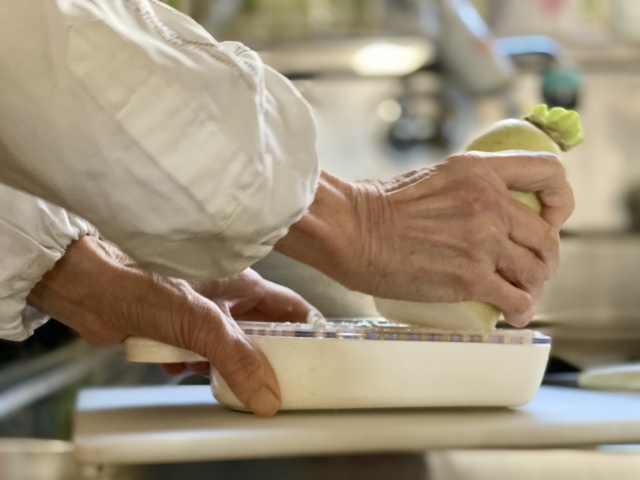 シニアが料理をする手元のイメージ