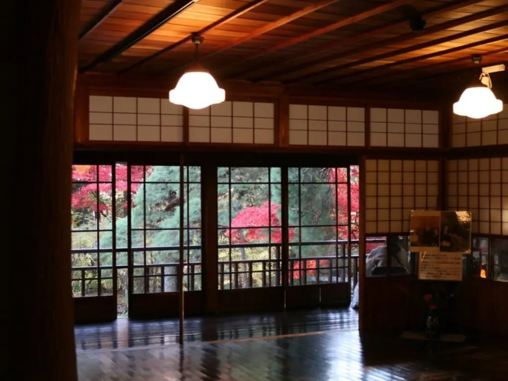南昌荘の内部から見る紅葉2024