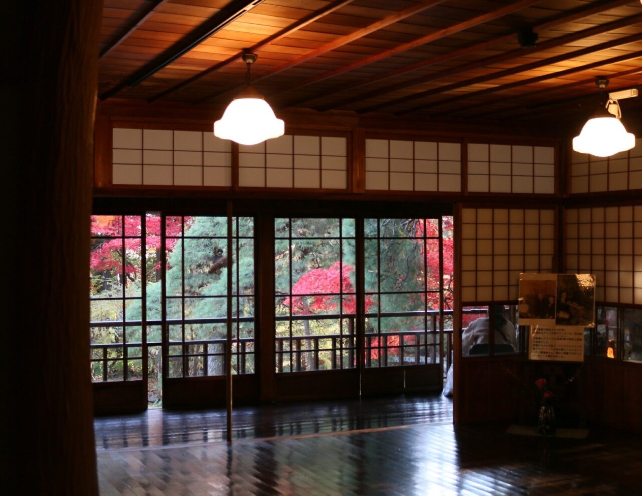 南昌荘の内部から見る紅葉2024