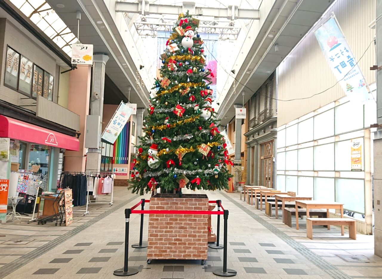 肴町アーケード内に設置された大きなクリスタマスツリー