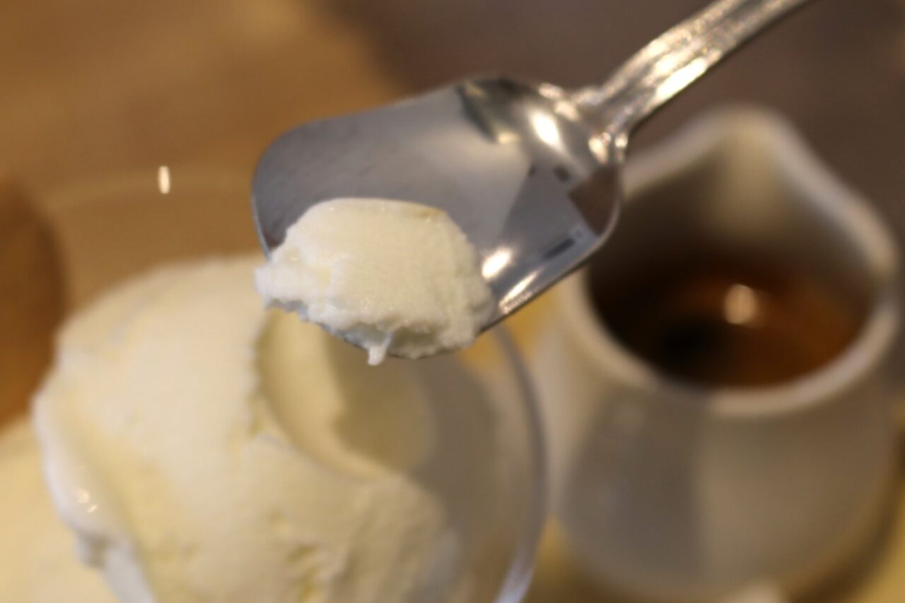 ④エスプレッソをかける前に人気フレーバーのイワイズミルクを一口