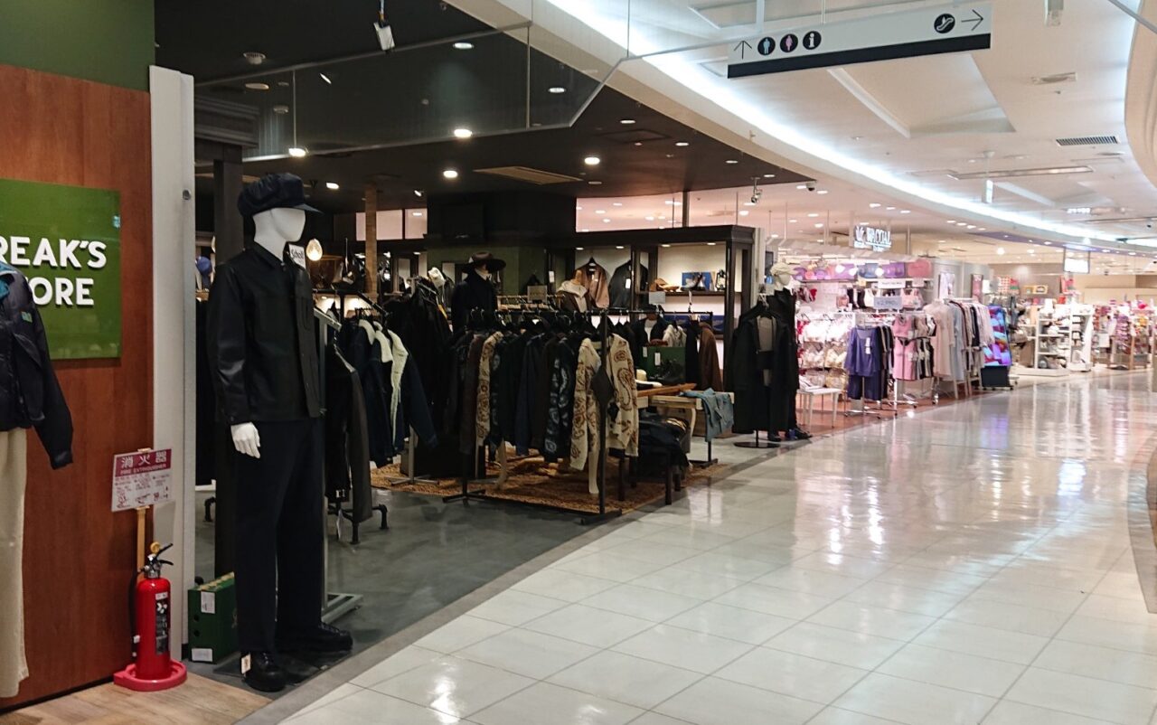 フリークスストアの隣で期間限定出店しているアパレルショップ