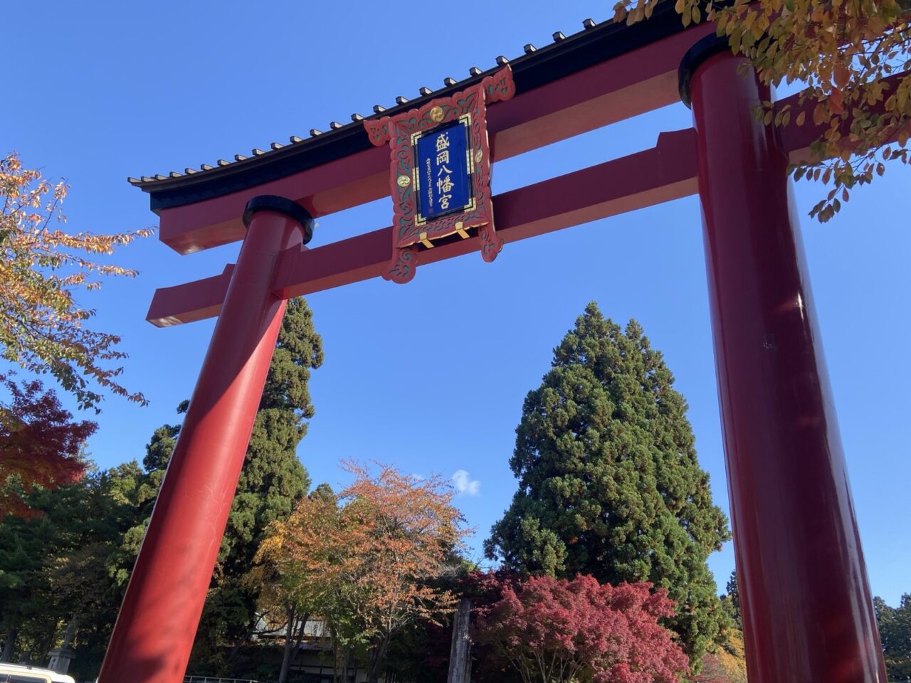 青空に映える盛岡八幡宮の鳥居2511