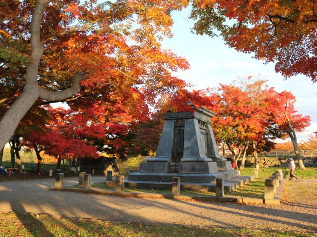 本丸には紅葉を楽しむ人々がたくさんいた