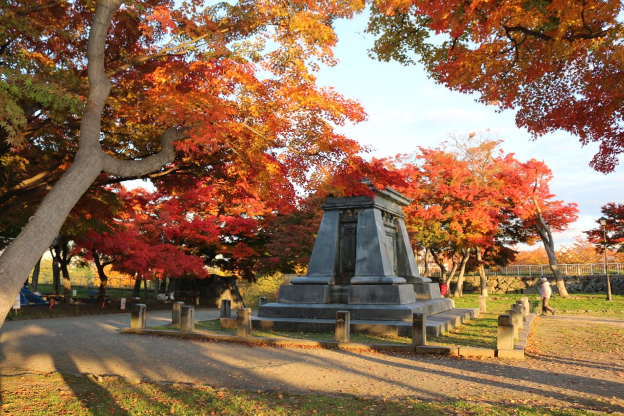 本丸には紅葉を楽しむ人々がたくさんいた