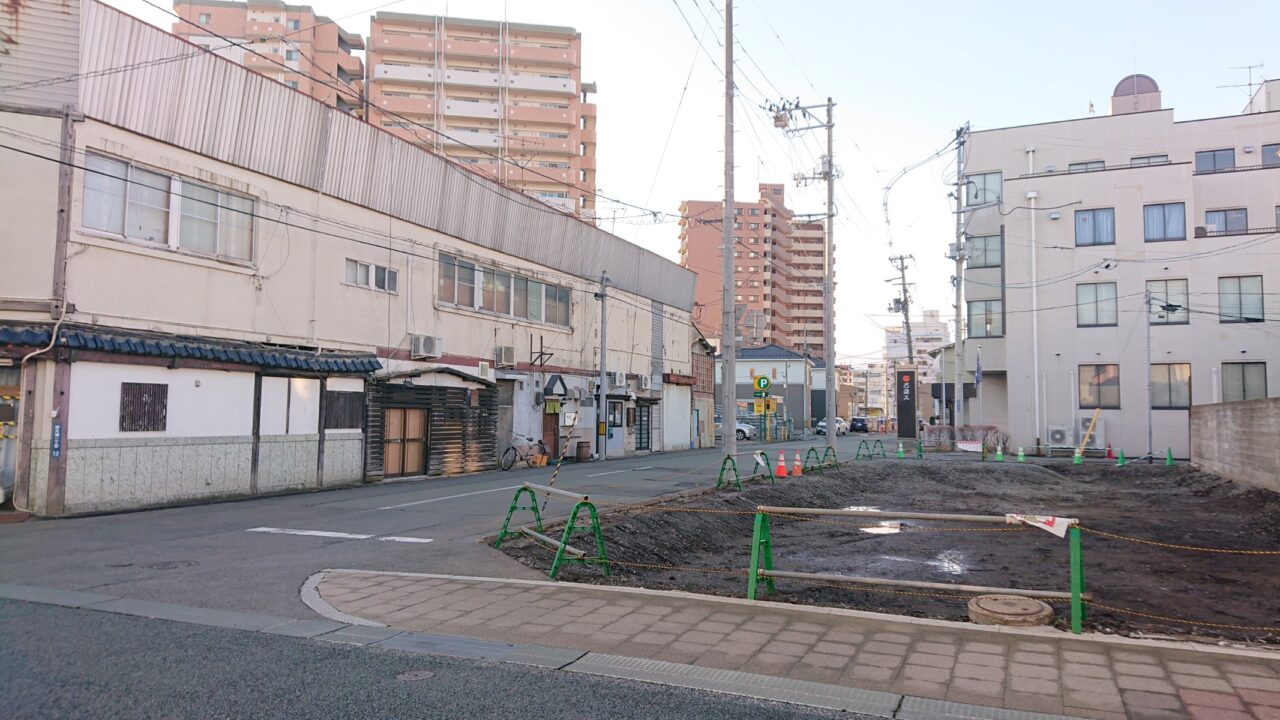 移転OPENするクレープ店燦々のある通り