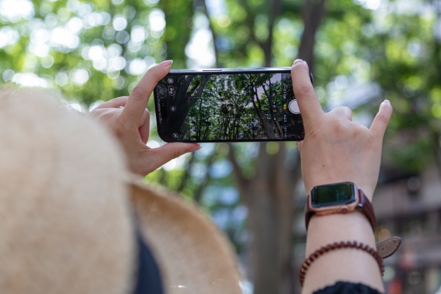 スマホ使用のイメージ