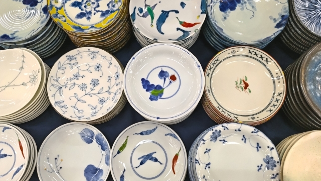 バザーで販売されている食器のイメージ