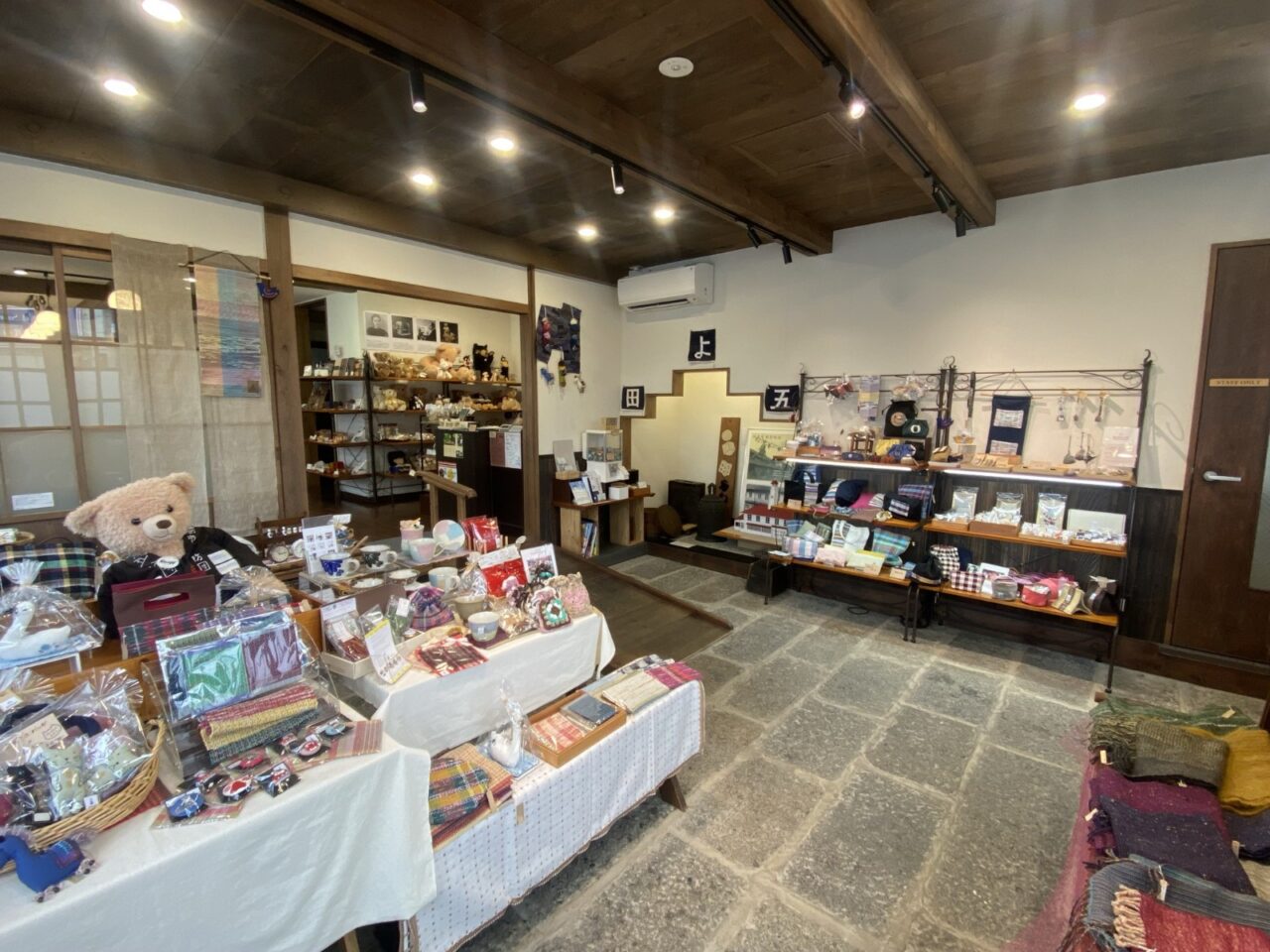 観光で人気のある交流・体験施設の紺屋町番屋では雑貨や裂き織の展示販売をしている