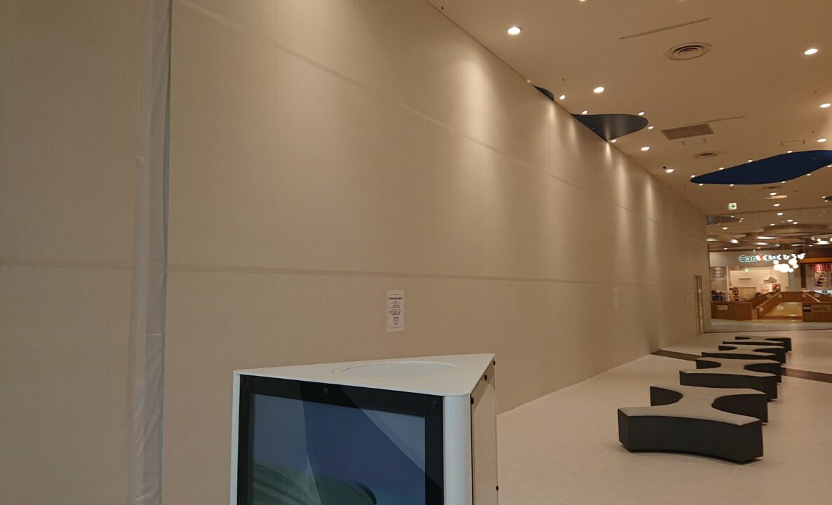 改装のための白い壁に覆われているイオンモール盛岡の館内area