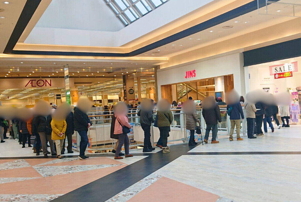 イオンモール盛岡で期日前投票の順番待ちをする行列2602