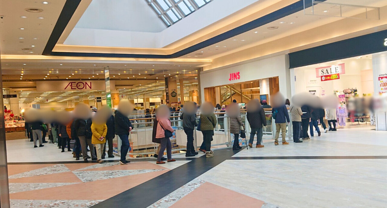 イオンモール盛岡で期日前投票の順番待ちをする行列2602