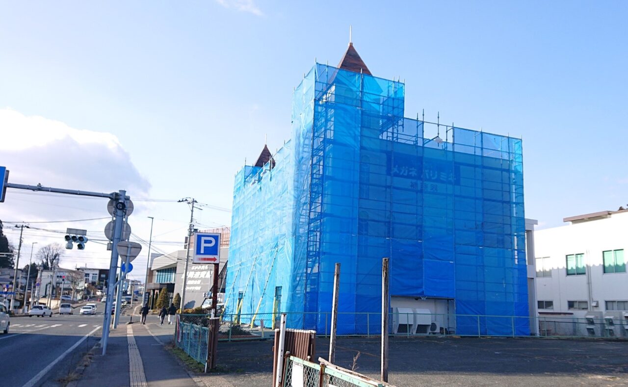 閉店後の眼鏡専門店パリミキは足場が組まれブルーシートに覆われていた