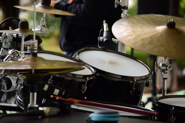 ライブ演奏をする様子のイメージ