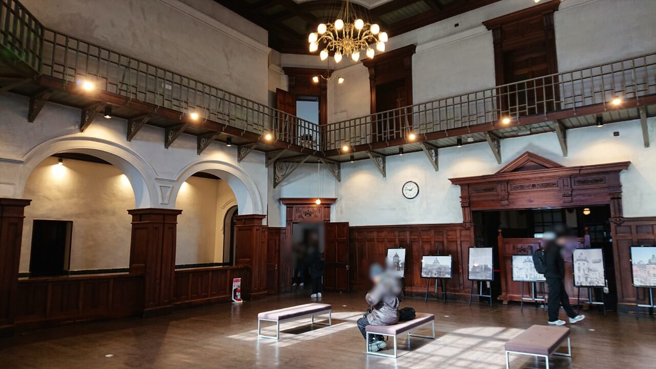 細かな装飾でレトロな雰囲気の岩手銀行赤レンガ館大ホール