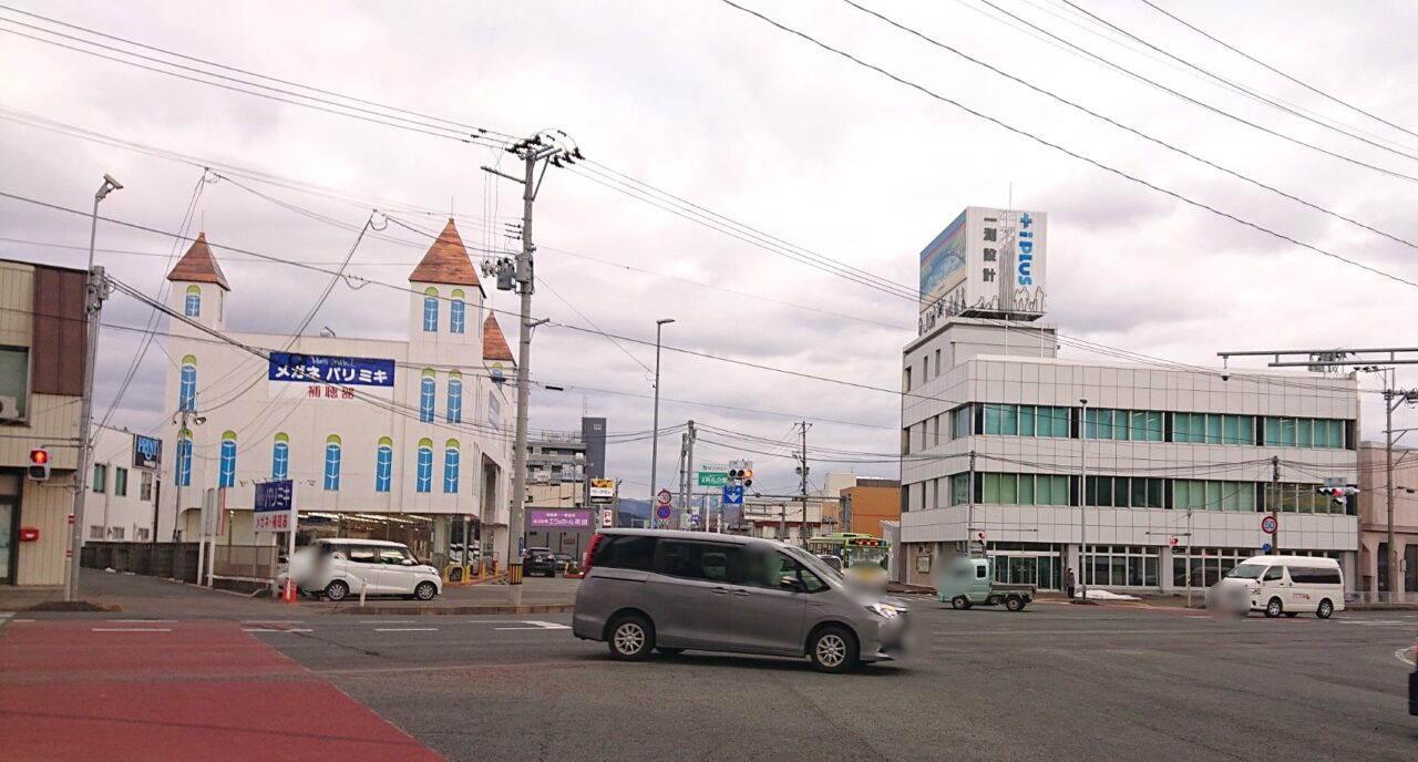 茶畑交差点の一角にあるメガネのパリミキ