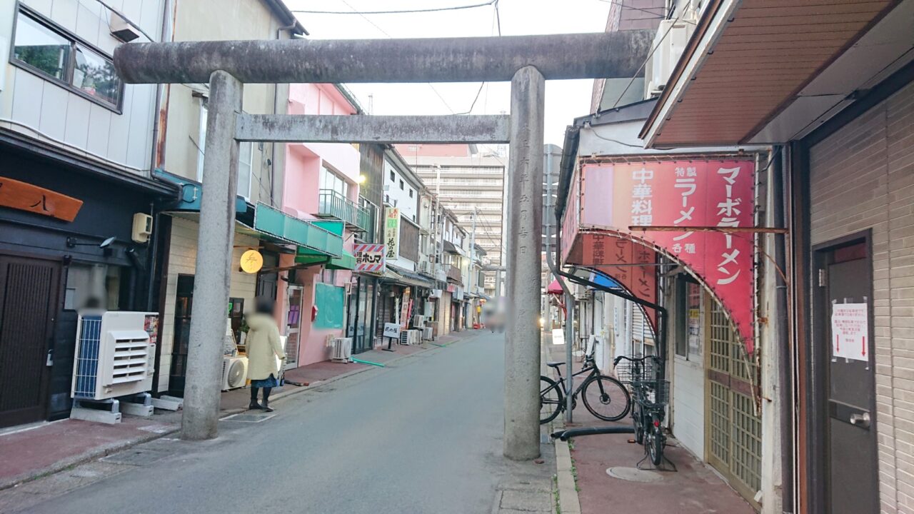 桜山神社の目の前に広がる飲食街