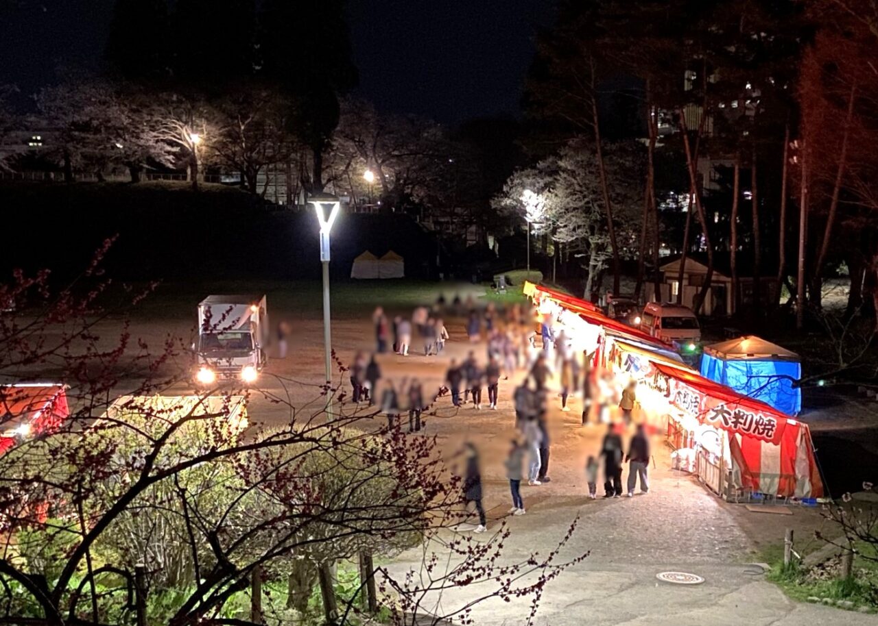 盛岡城跡公園さくら祭り多目的公園に出店している屋台の様子2604