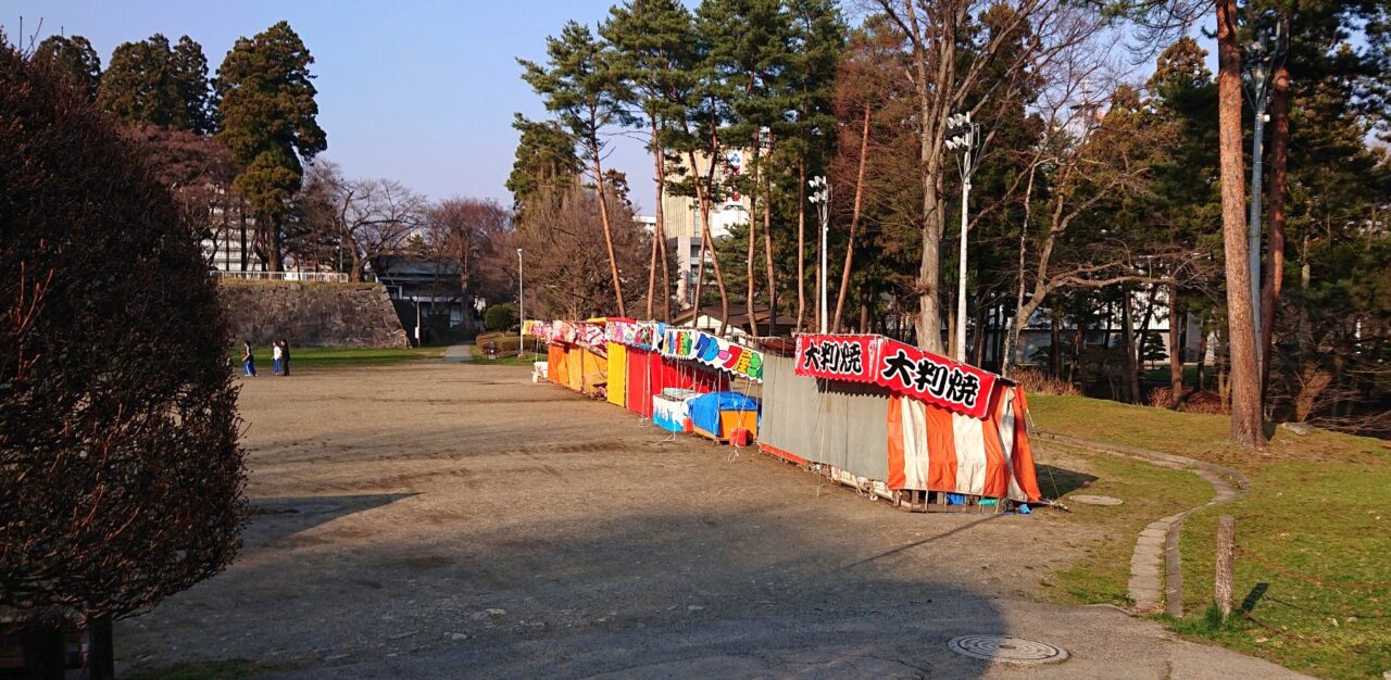 盛岡城跡公園ではさくらまつりに向けて屋台の準備もされていた