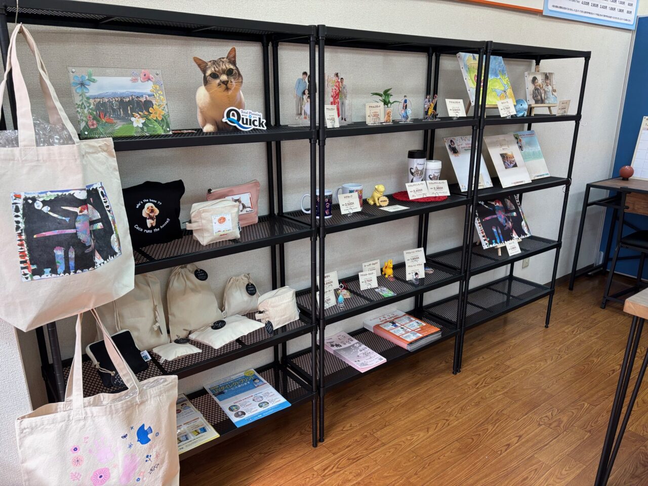 プリントショップ メモリコのサンプルが掲示されていてわかりやすい店内