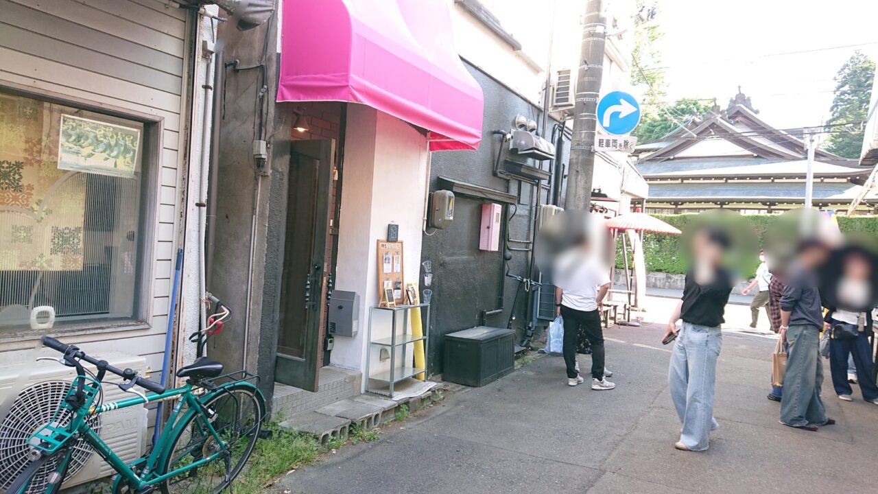 ぱっと目を引くカラーの外観が目印なテスト営業中の店舗