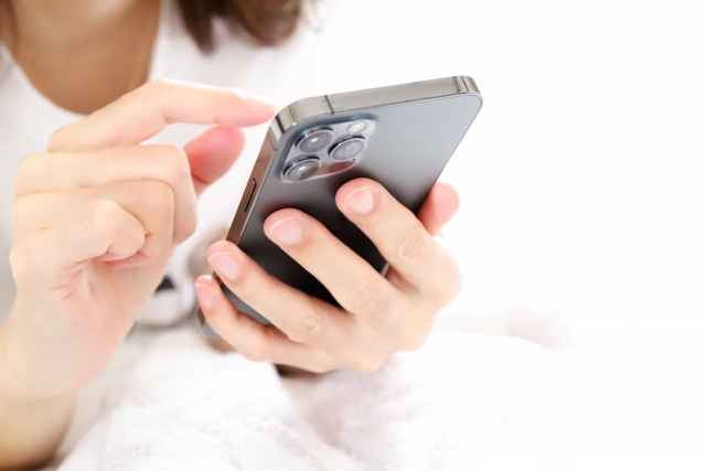 スマホを操作する人のイメージ2606