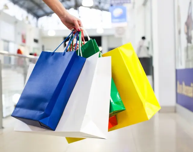 アウトレットモールの各シップで買い物をするイメージ