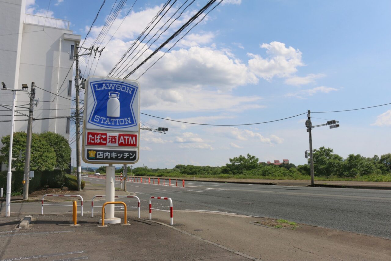 国道396号線沿いにあるマチカフェプラスを導入したローソン門1丁目店