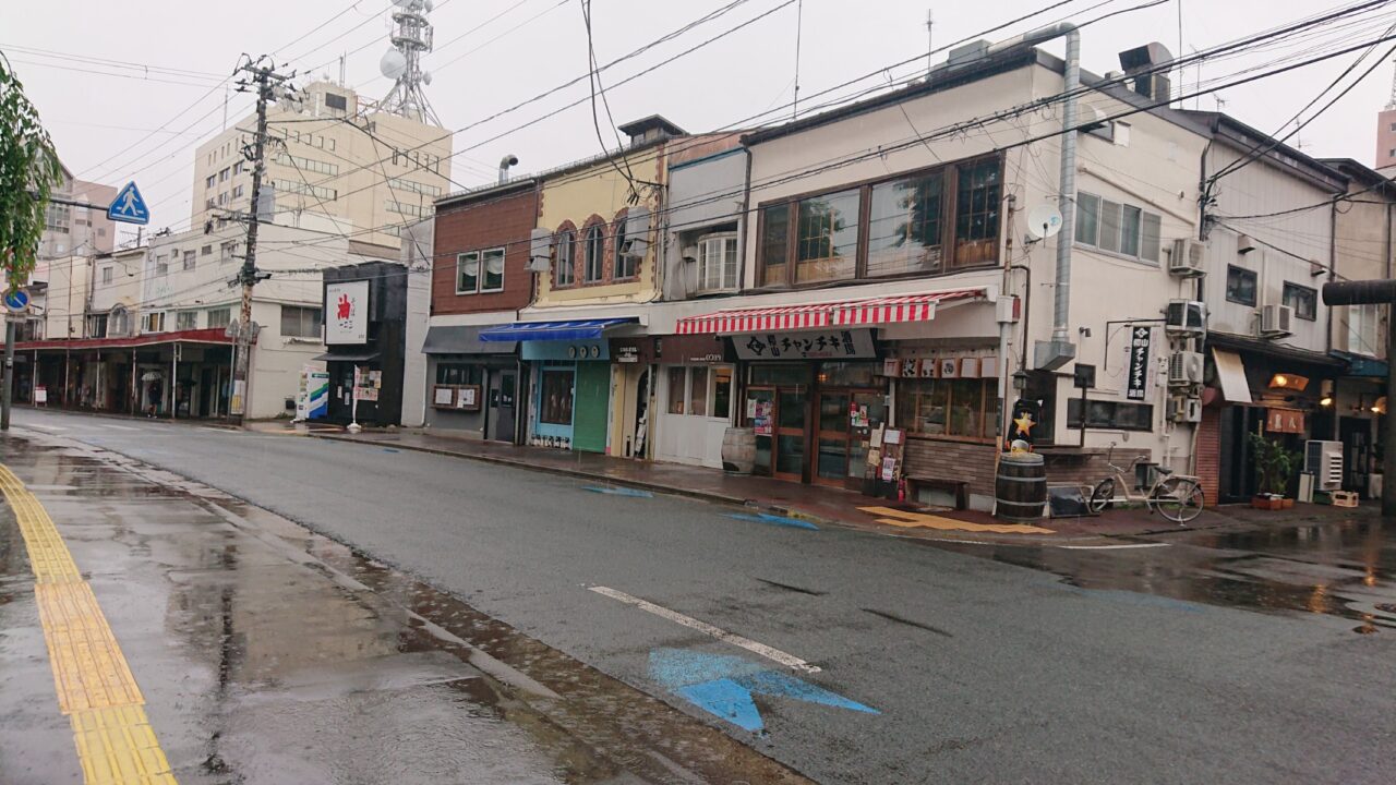 新規開店する居酒屋〼二の家(ますにのや)は桜山商店街の道路沿いに店を構える