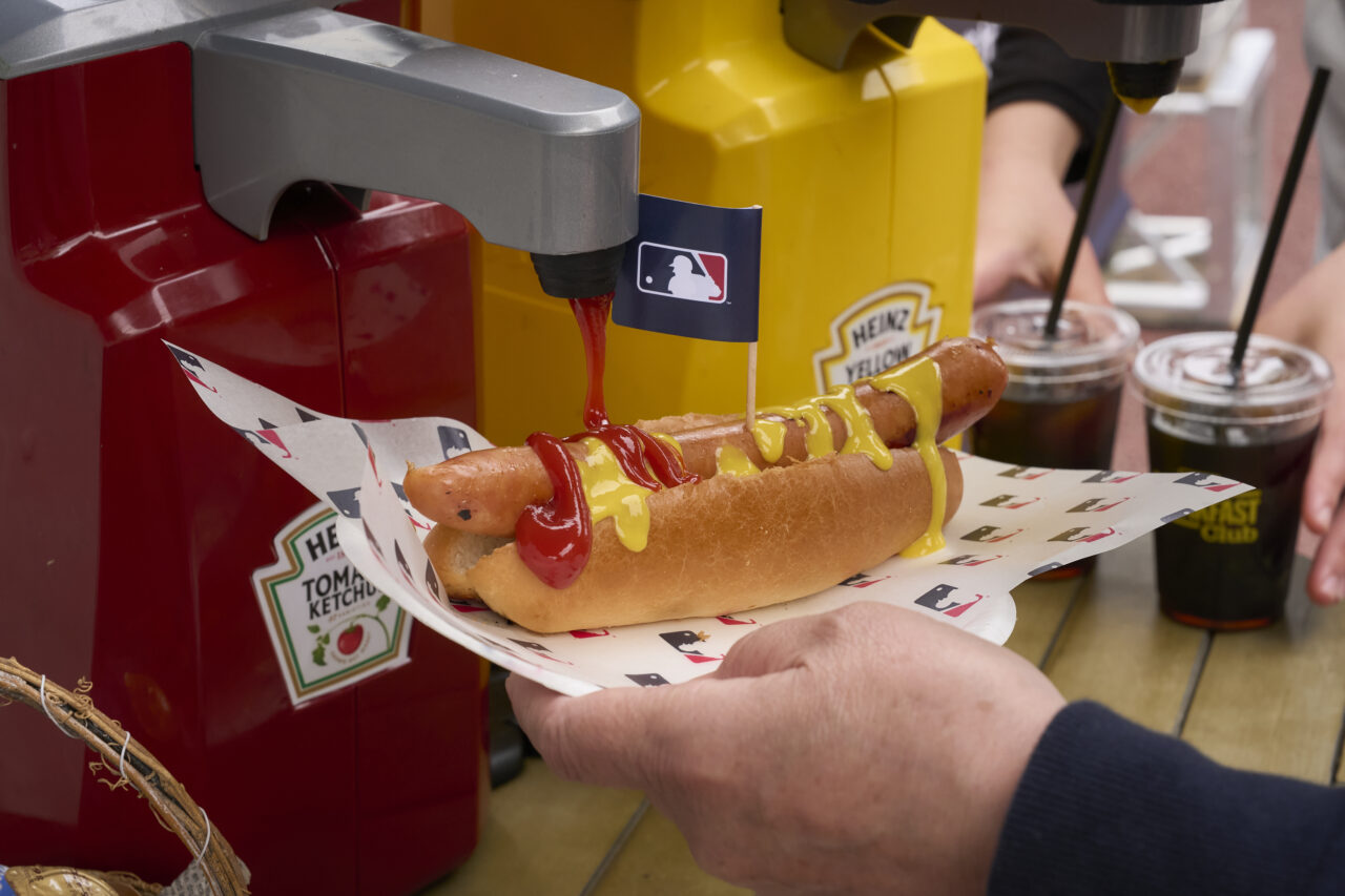 【オフィシャル素材】MLB Breakfast Club @盛岡　ケチャップマスタードディスペンサー