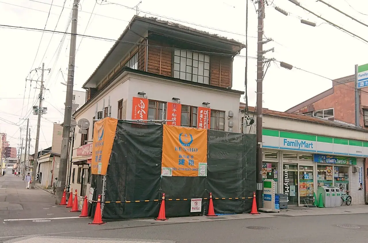 2026年7月31日の営業再開に向けて改装工事が進む平船精肉店