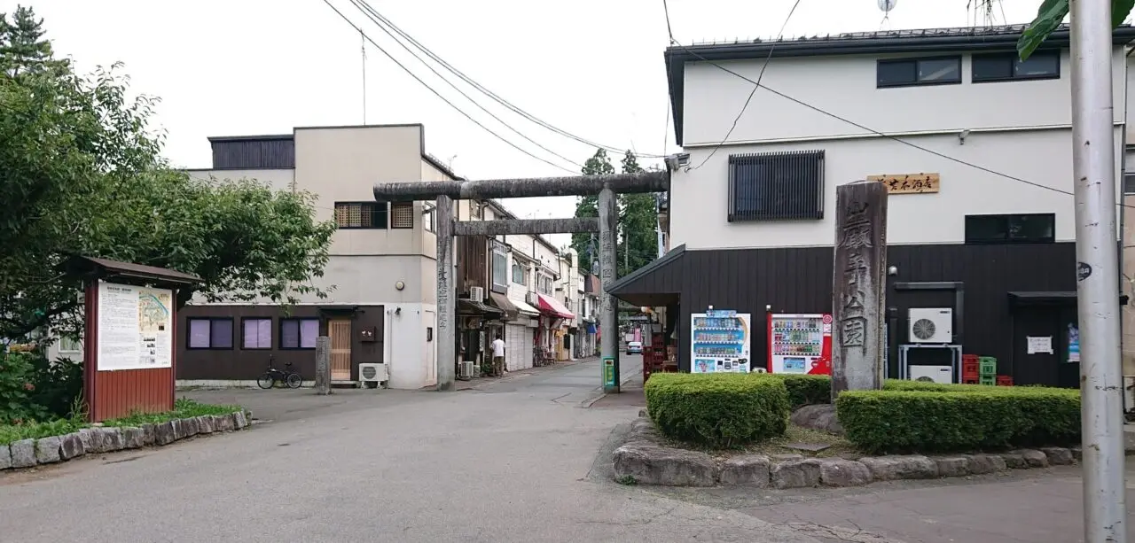 県庁・市役所方面から見た櫻山神社前に広がる飲食店街の様子2609