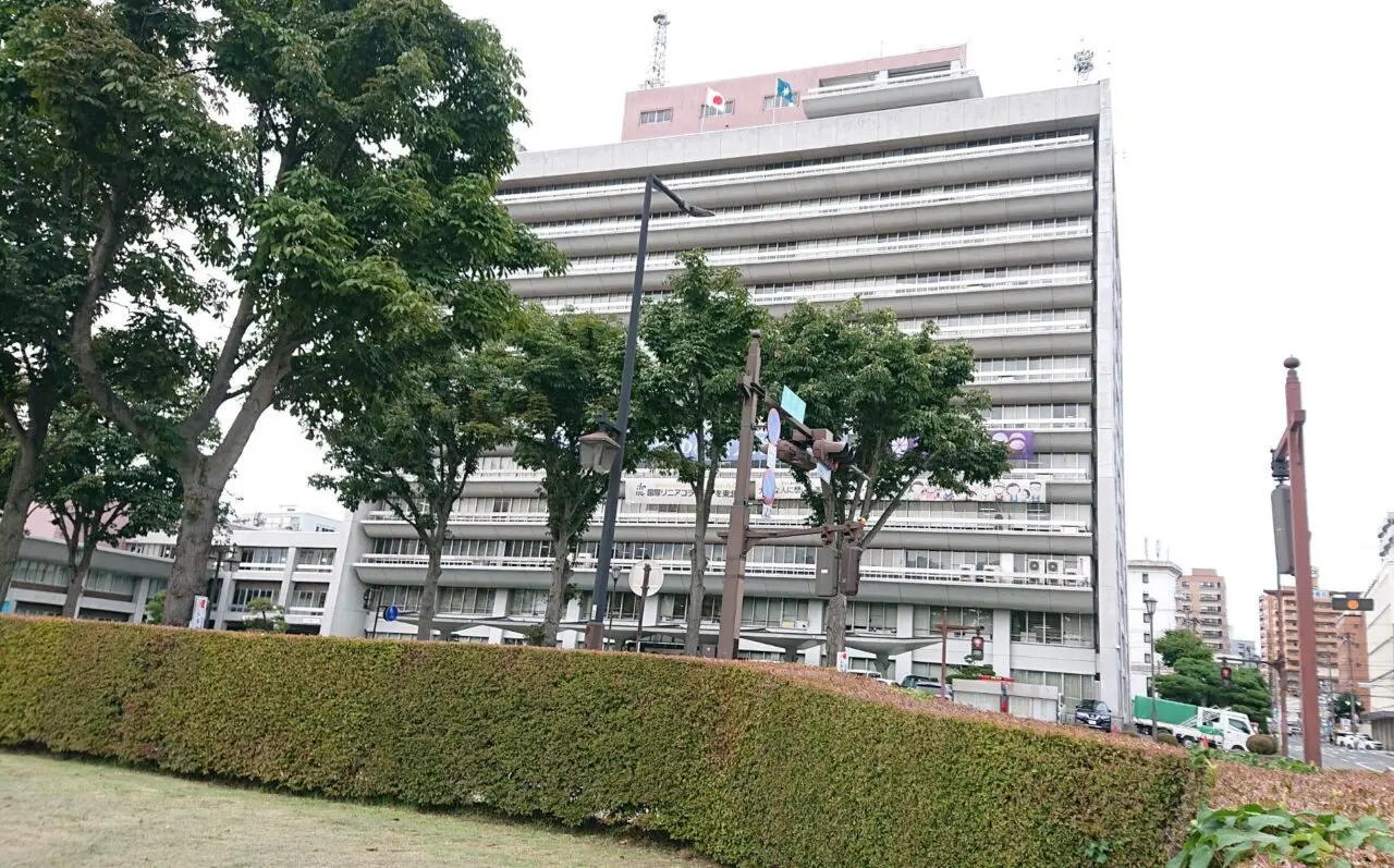 内丸緑地方面から見た県庁2609