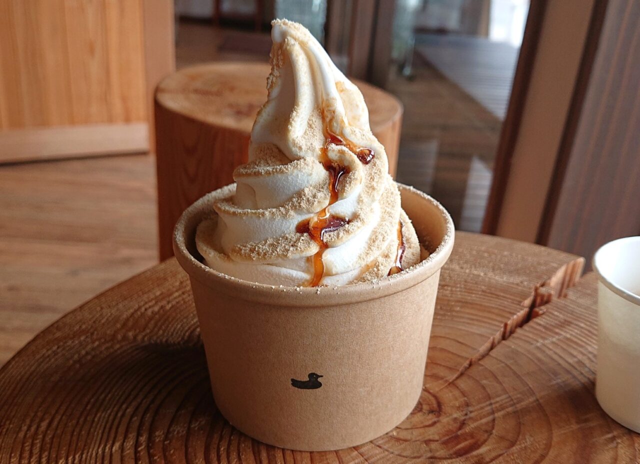 キャラメSOYシロップをかけたミヤギシロメきなこのソフトクリーム