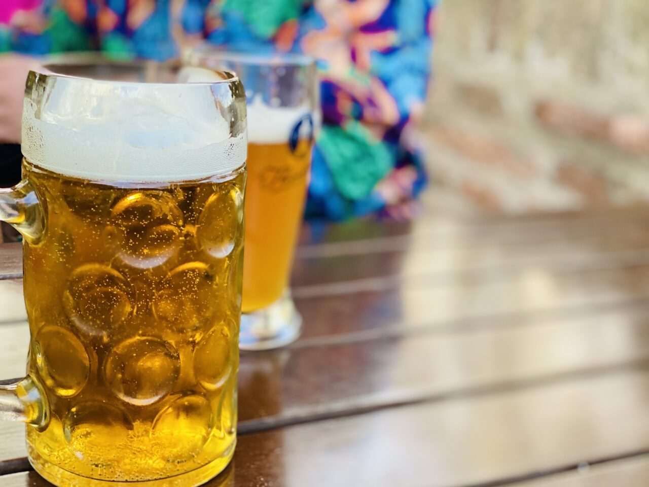 ビアガーデンでビールを楽しむイメージ26